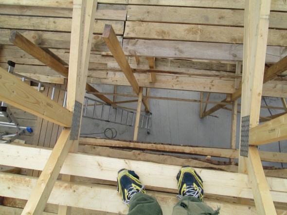 Aluskatetta laittaessa katse alaspäin. Jos astuisi askeleen verran eteenpäin, putoaisi 5,74m olohuoneen lattialle. Tältä siis näyttää korkea olohuone ylhäältä päin.