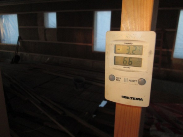 Päivän aikana ulkolämpötila nousi -16C:stä -13C:een. Vastaavasti yläkerran lämpötila nousi -3C:n paikkeille. Ja ikkunoissa on vasta pelkät muovit. Kaksi kerrosta alempana saunan kiukaassa on pidetty tulta, ja kellarin lämpötila on +20C. Kellarista sisärappujen aukko on tukittu styroksilla. Samoin kellarin ikkunat. Kellarista lämpö "karkaa" vain oviaukon kautta, jossa on nyt tällä hetkellä vanha matto. No - ikkunat ja ovet pitäisi tulla ensi viikolla, eli kohta varmaankin kaikkien tilojen lämmöt nousevat plussalle.