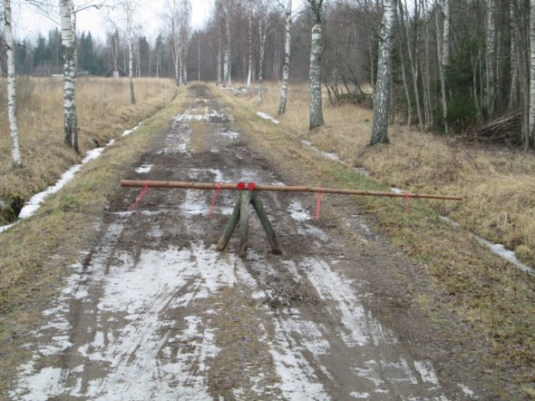 Tie Urvasten Lepan tilalle 15.2.2014. Tämän jälkeen satoi 2 päivää vettä. Ei tämmöinen tie kestä suojakelillä ja liejuisena tukin ajoa, eli puut jäivät metsään.