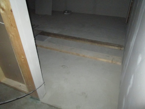 Keskikerroksen eteisessä lattian tasoitusvalut on tehty.