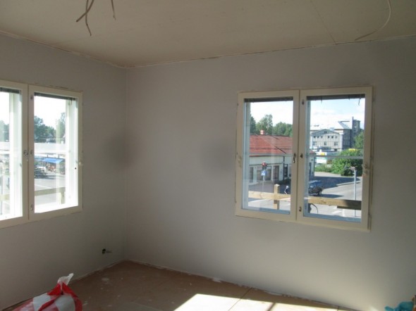 Sadolin maalin lopputuloksena tasainen maalipinta makuuhuoneen seinissä. Mustat täplät ikkunoiden vieressä johtuu raksa-kameran pölystä.