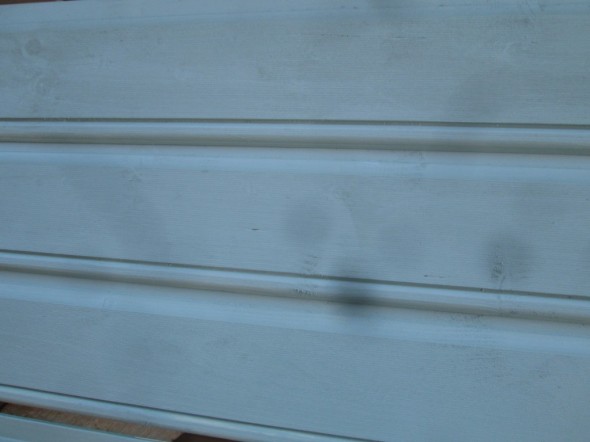 Tältä se seinä sitten joskus näyttää... Pistin valokuvausta varten pohjamaalatut laudat pontteihinsa. Oikea väri on suunnilleen samaa mitä pohjavärikin.