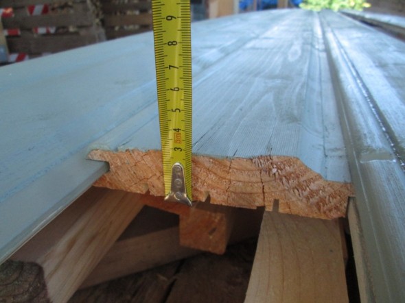 Ulkovuorilaudan paksuus on 28mm, mikä on selvästi normaalia paksumpaa. Kun käytetään oman metsän puita, niin ei tarvitse ainakaan tässä kohtaa säästää. Samalla paneelin kuviot on voitu uurtaa aika syvälle. Oikealla urospontin päällä näkyy laudan ala osassa oleva kaareva osuus. Siinä on haluttu hiukan matkia vanhan talon tyyliä, esikuvana meillä on Puukäpylän 1920-luvun puutalot, mutta Käpylässä suurimmassa osassa taloja vuorilaudat ovat pystyssä, eikä höylättynä vaakasuorassa.
