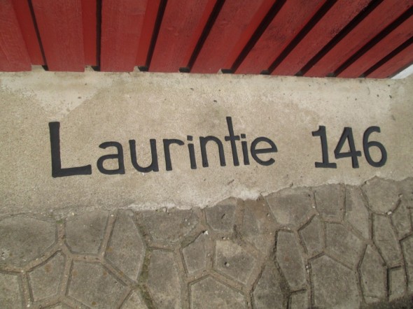 Talon virallinen osoite on Laurintie 146, ja sieltä puolelta on ajoneuvoliittymä tontille.