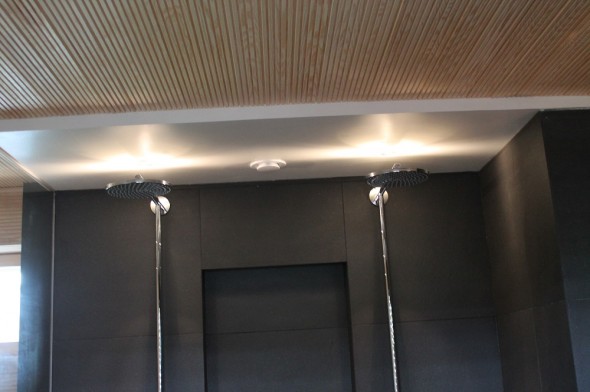 Led Store asuntomessuilla 2014 spotit suihkujen päällä