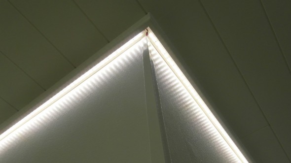 Lakka Kivitalot heikkinen (kohde 29), koko huoneen mittaiset ja huoneet kiertävä LED-valaistus katon ja seinä rajapinnassa oli toimiva. Toteutuskin oli teknisesti toimiva, eli joka kulmasta näytti olevan virransyöttö kahdelle rinnakkaiselle LED-nauhalle.