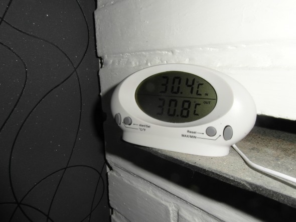 Saunomisen jälkeen yläkerran makuuhuoneen katonrajassa tiilipiipun pintalämpötila on pikkuisen yli +30C. Samaan aikaan huonelämpötila on +22C.
