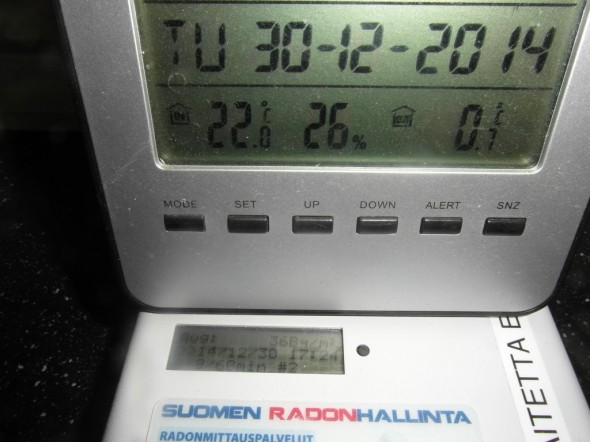 Oma mittari tietokoneen päällä. Tietokoneen ruudussa radonin määrä tällä hetkellä 36Bq/m3 ilmastoinnin toimiessa normaalilla nopeudella.
