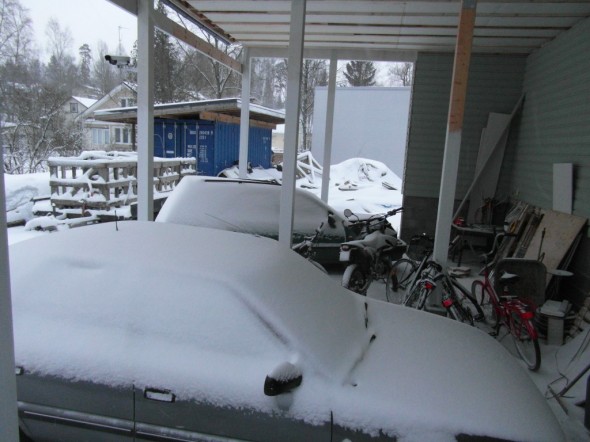 Yöllä oli tuiskannut niin, että myös katoksen alla olevat autot olivat tasaisesti lumen peitossa.