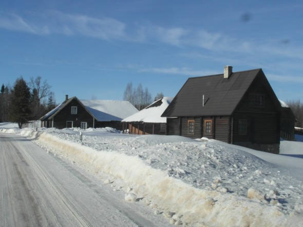 15.2.2015 lumihangen paksuus Viron Haanjalla on silmämääräisesti noin puolisen metriä. Tämä on Otepään lisäksi yksi lumisimpia paikkoja Virossa. Tänään samaan aikaan Otepään maastossa hiihdettiin Tartto-maraton noin 6000 hiihtäjän voimin, mikä tarkoitti myös useiden tuntien ruuhkia liikenteessä (näin ainakin paikallisradio kertoi, en viitsinyt mennä paikan päälle katsomaan). Samaan aikaan täällä toisessa hiihtokeskuksessa oli paljon rauhallisempaa, eikä ruuhkaa tien päällä.