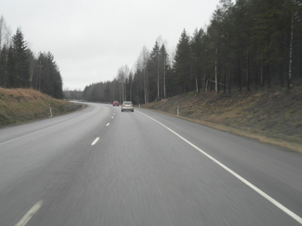 51-tie Karjaan ja Tammisaaren välistä. Lumet on häipyneet lähes tyystin. Meillä Vantaalla on vielä paljon enempi lunta, metsissä varsinkin. Pellot alkaa tietysti olemaan mustia jo Vantaallakin.