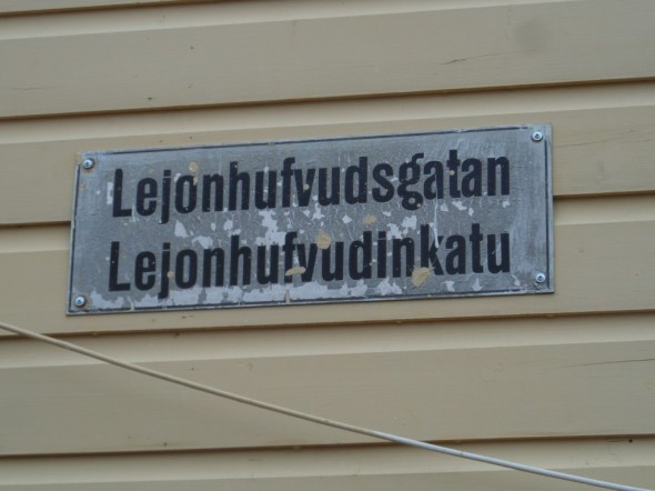 Hauska esimerkki kadunnimien suomentamisesta. Mitä on "Leijonanpäänkatu" suomeksi? No se on tietystikin "Lejonhufvudinkatu", niin kuin kuvasta näkyy.