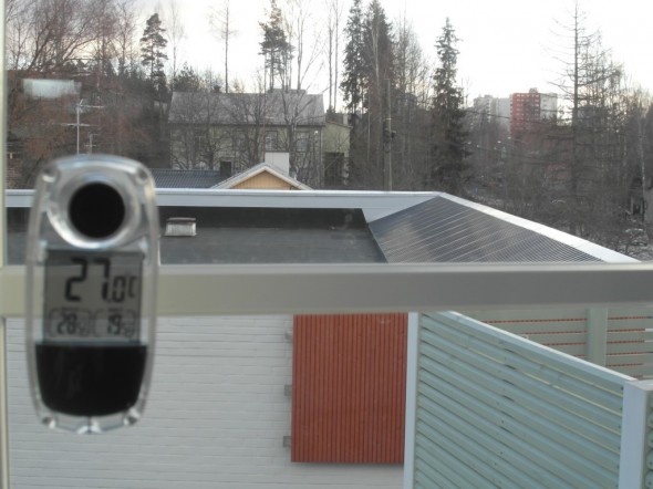 Yläaula 24.3.2015 klo 17:00. Lämpöasteita +27C. Taustalla Rekolan työväentalo ja Havukosken kerrostaloja.