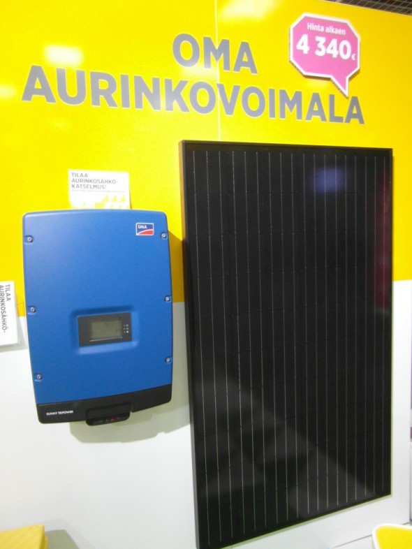 Aurinkosähkön aloituspaketti Helsingin  Energian eli Helenin ständillä.