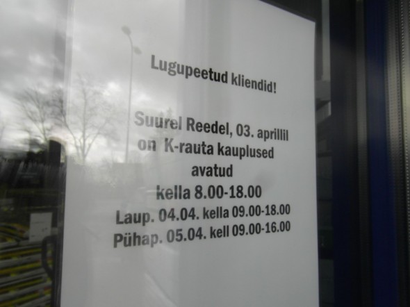Virossa K-rauta on avoinna läpi pääsiäisen, myös pitkänä perjantaina. Kyltti ovessa vapaasti suomennettuna: "Pitkänä perjantaina 3. huhtikuuta on K-raudan myymälät avoinna klo 8-18, lauantaina 4.4 klo 9-18 ja sunnuntaina 5.4  klo 9-16."