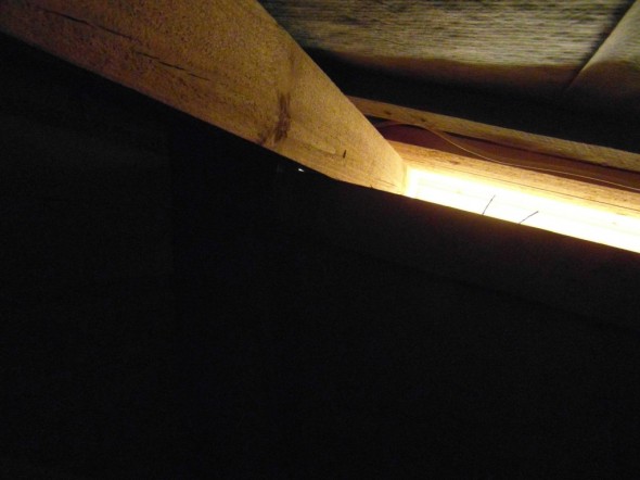 Räystäiden alla olevat LED-valot valaisevat tai heijastavat ihan mukavasti valoa myös yläpohjan suuntaan.