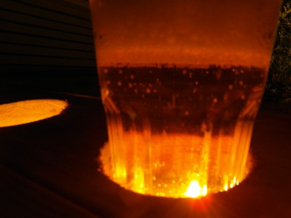 Lähikuva olutlasista (en nyt löytänyt oikein oikeaa tuoppia tähän hätään - joskus opiskeluaikoina siis teekkariaikoina niitä kyllä oli kaapit täynnä). Mutta siinä se kuplii LED-valon loisteessa...