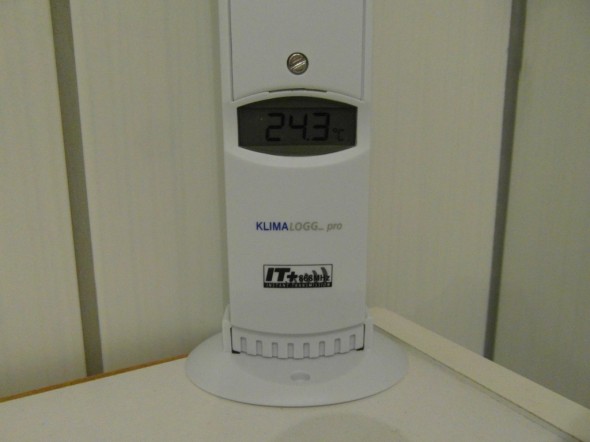 Lämpötila & kosteusanturi ylä-WC:ssä. Lämpötila katseluhetkellä +24,3C.