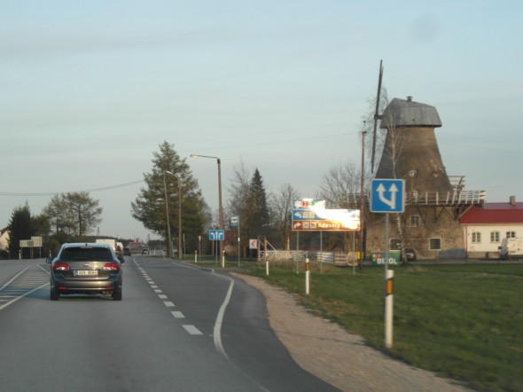 Adaveren tuulimylly Tallinna-Tartto maantien puolivälissä.