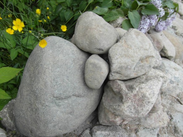 Jos kivivalaisimen piilottaa kokonaan kivikasan sisään, sitten se varmaan loistaa niin kuin lumilyhty sieltä sisältä käsin?
