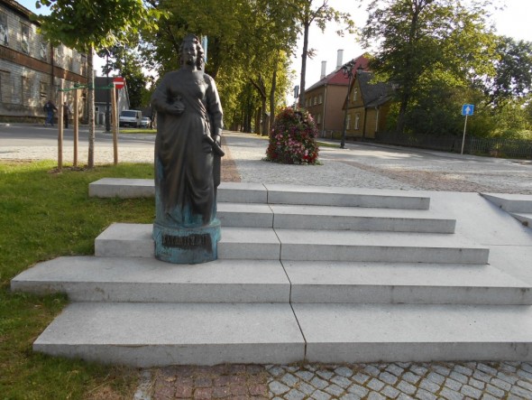 Venäjän hallitsijana 1700-luvulla toimineen Katariina II:n patsas. Katariina II perusti Võrun kaupungin vuonna 1784. Võru on siis ollut kaupunki aina, kun moni muu paikkakunta muuttuu kaupungiksi vasta sitten kun on kasvanut tarpeeksi suureksi.