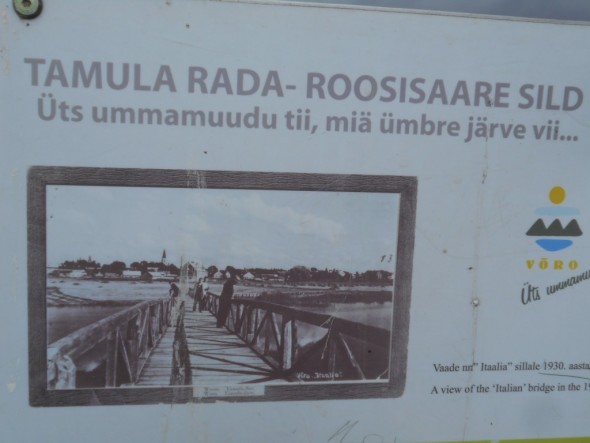 Roosisaaren silta 1930-luvulla. Otsikossa lukee paikallisella Võrun kaupungin murteella että "Üts ummamuudu tii, miä ümbre järve vii...". Tulkitsen, että se vapaasti suomennettuna tarkoittaa, että "yksi ympyrän muotoinen tie, mikä ympäri järven vie...".