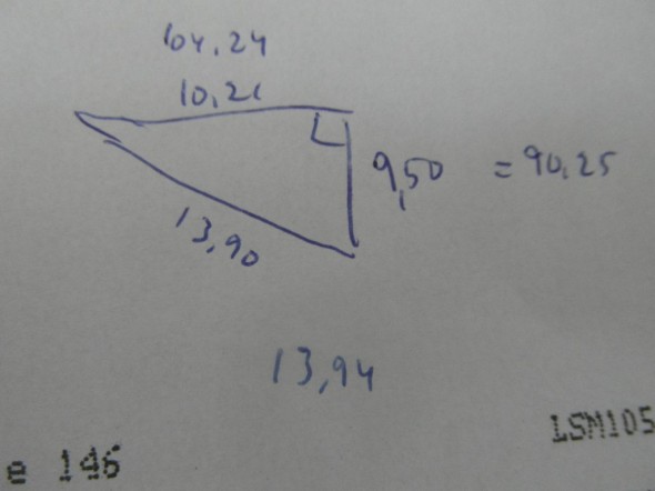 Sitten vielä Pythagoraan lauseella tarkistus, että onko suorakulma suora vai vino. Kun mittaustulosten perusteella pihan leveys on 9,50m, Talon leveys (mittakepistä mittakeppiin) 10,21m (talo itse 10,2 metriä leveä tässä kohtaa raput mukaan luettuna), ja näin kolmion pitkäksi sivuksi tuli 13,90m. Tarkistuslaskennan mukaan se oli 4 cm tarkkuudella oikein. eli pikkuisen hienosäätöä mittakeppien paikkoihin, niin sitten ainakin linjanarut on täsmälleen oikein. Miten sitten laatoitus suostuu linjanarua noudattamaan - niin se nähdään kohta.